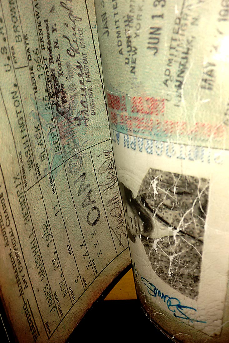 Wild Blue Angel: Hendrix Abroad - passaporte original usado por Jimi Hendrix | Foto: Carlo Antico
