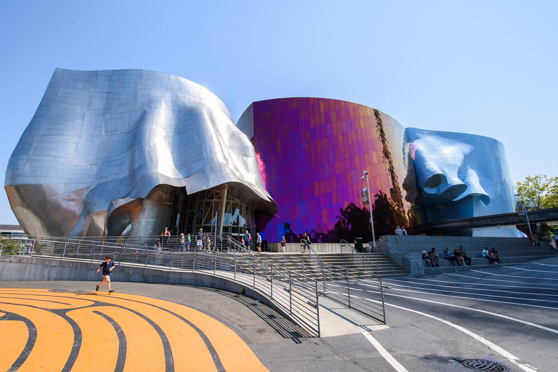 Para a criação do MoPOP, o arquiteto Frank Gehry inspirou-se numa estrutura que evocava a experiência do rock 'n' roll, usando guitarras elétricas cortadas para um modelo inicial de design | Foto: Brad Harvey/MoPOP