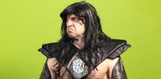 Detonator é o narrador da versão em português do game Heavy Metal Machines