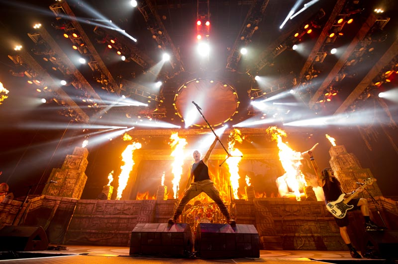 Bruce Dickinson no palco com o Iron Maiden | Foto: John McMurtrie