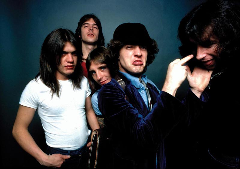 Malcolm Young, Cliff Williams, Phil Rudd, Angus Young e Bon Scott | Foto: reprodução