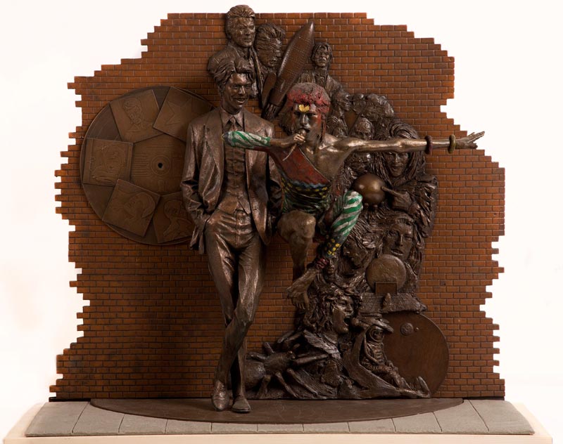 A estátua com as múltiplas personas de David Bowie | Foto: divulgação