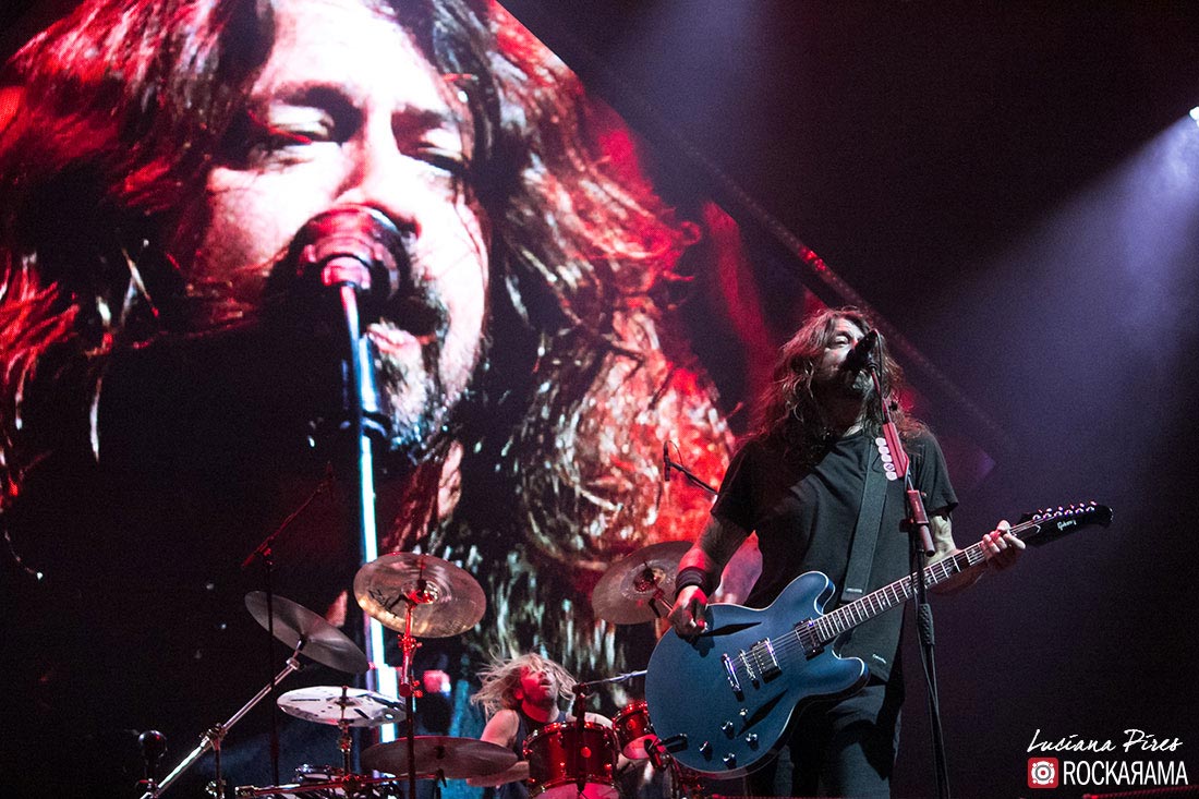 Dave Grohl e Taylor Hawkins (ao fundo), do Foo Fighters | Foto: Luciana Pires