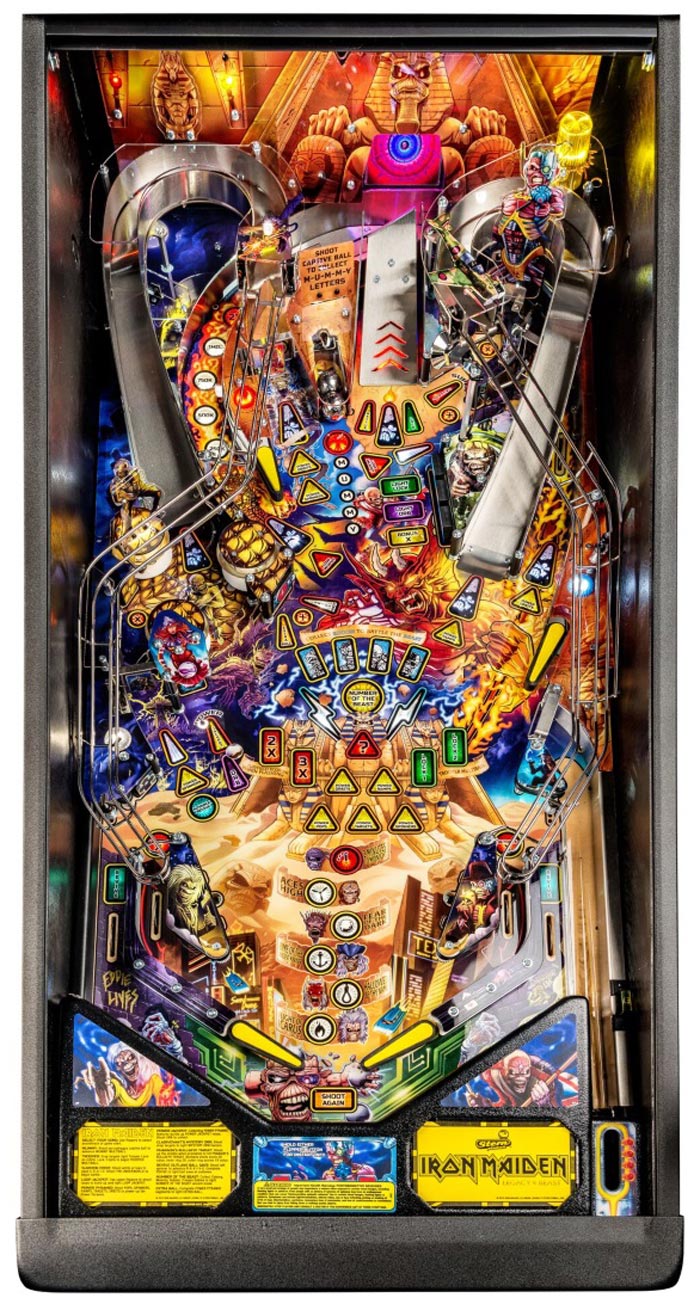 Vista do quadro da máquina de pinball do Iron Maiden "Legacy Of The Beast", da Stern Pinball | Foto: divulgação