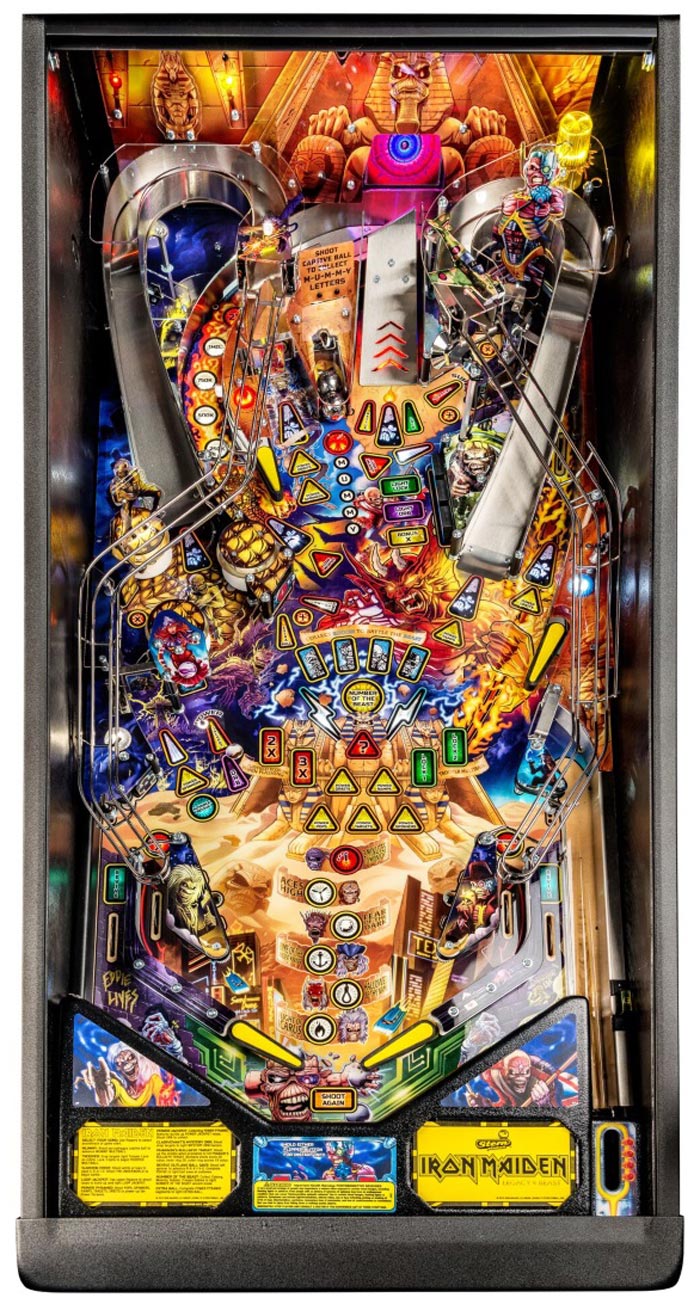 Vista do quadro da máquina de pinball do Iron Maiden "Legacy Of The Beast", da Stern Pinball | Foto: divulgação