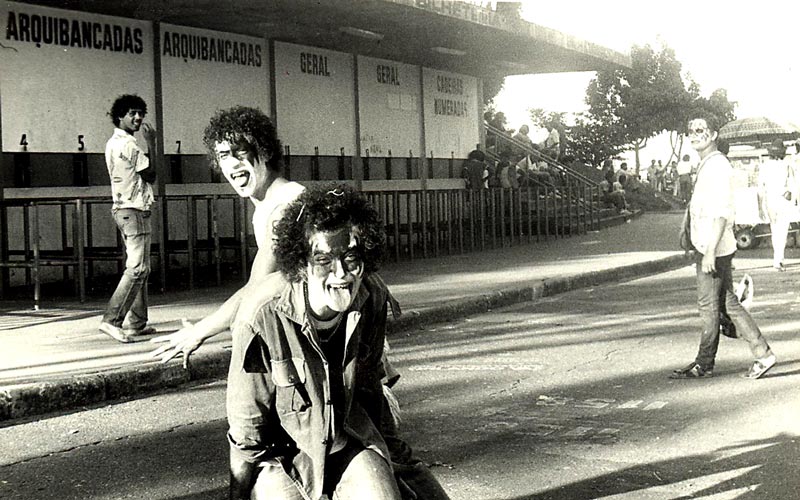 Fãs do Kiss antes de entrar no Mineirão em 1983 | Foto: Reprodução/Estado de Minas