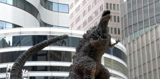Estátua de Shin Godzilla é erguida no Hibiya Chanter Square, em Tóquio