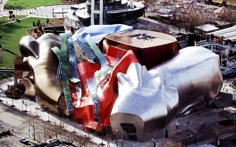 O Museum of Pop Culture, ou MoPOP, foi projetado pelo arquiteto Frank Gehry | Foto: EMP/SFM Archive