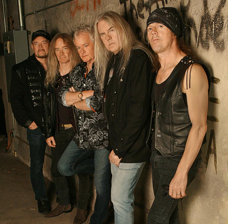 Saxon: Paul Quinn, Doug Scarratt, Nigel Glockler, Biff Byford e Nibbs Carter | Foto: divulgação