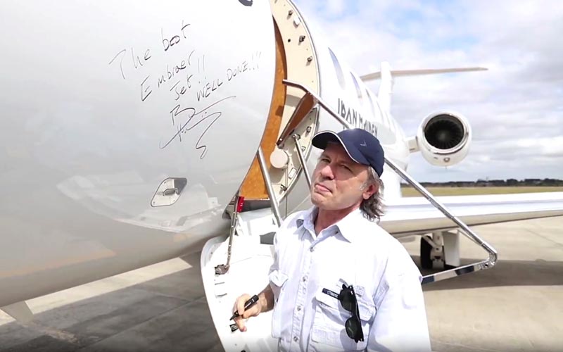 Bruce Dickinson e o Legacy 500, da Embraer | Foto: reprodução