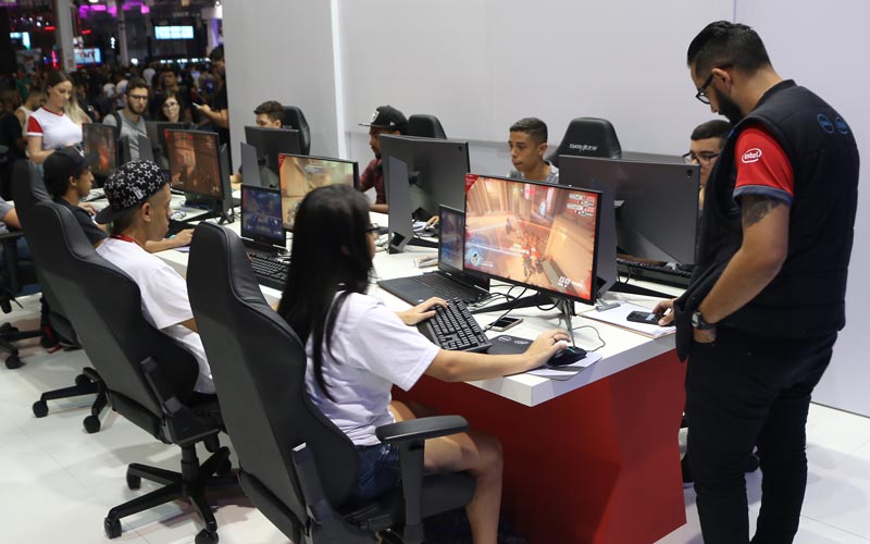 A pluralidade do gamer brasileiro no estande da Dell na Brasil Game Show 2017 | Foto: Ricardo Campos