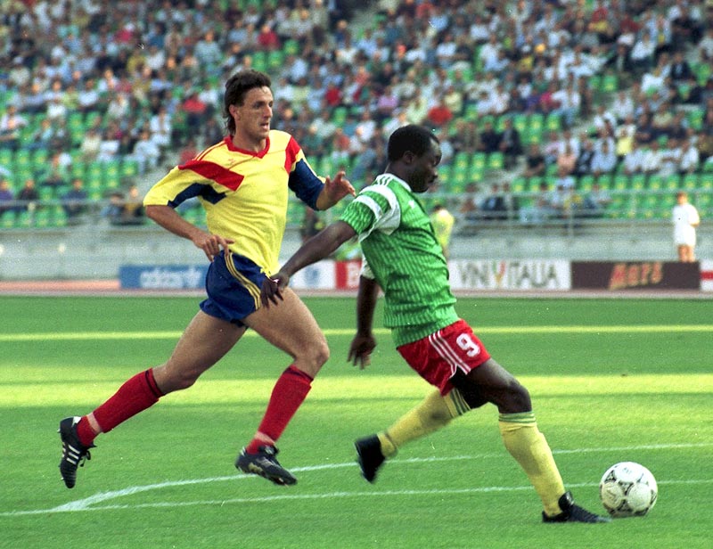 "Grandes Momentos do Futebol" tem, entre nomes como Pelé, David Beckham e Diego Maradona, o camaronense Roger Milla, grande destaque da Copa de 90 | Foto: divulgação - History