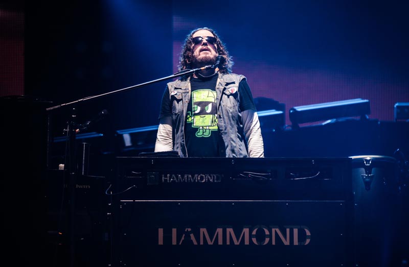 Dizzy Reed durante a Not in This Lifetime tour, do Guns N' Roses | Foto: Katarina Benzova